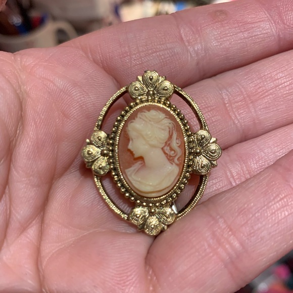 Cameo Brooch - Picture 2 of 3